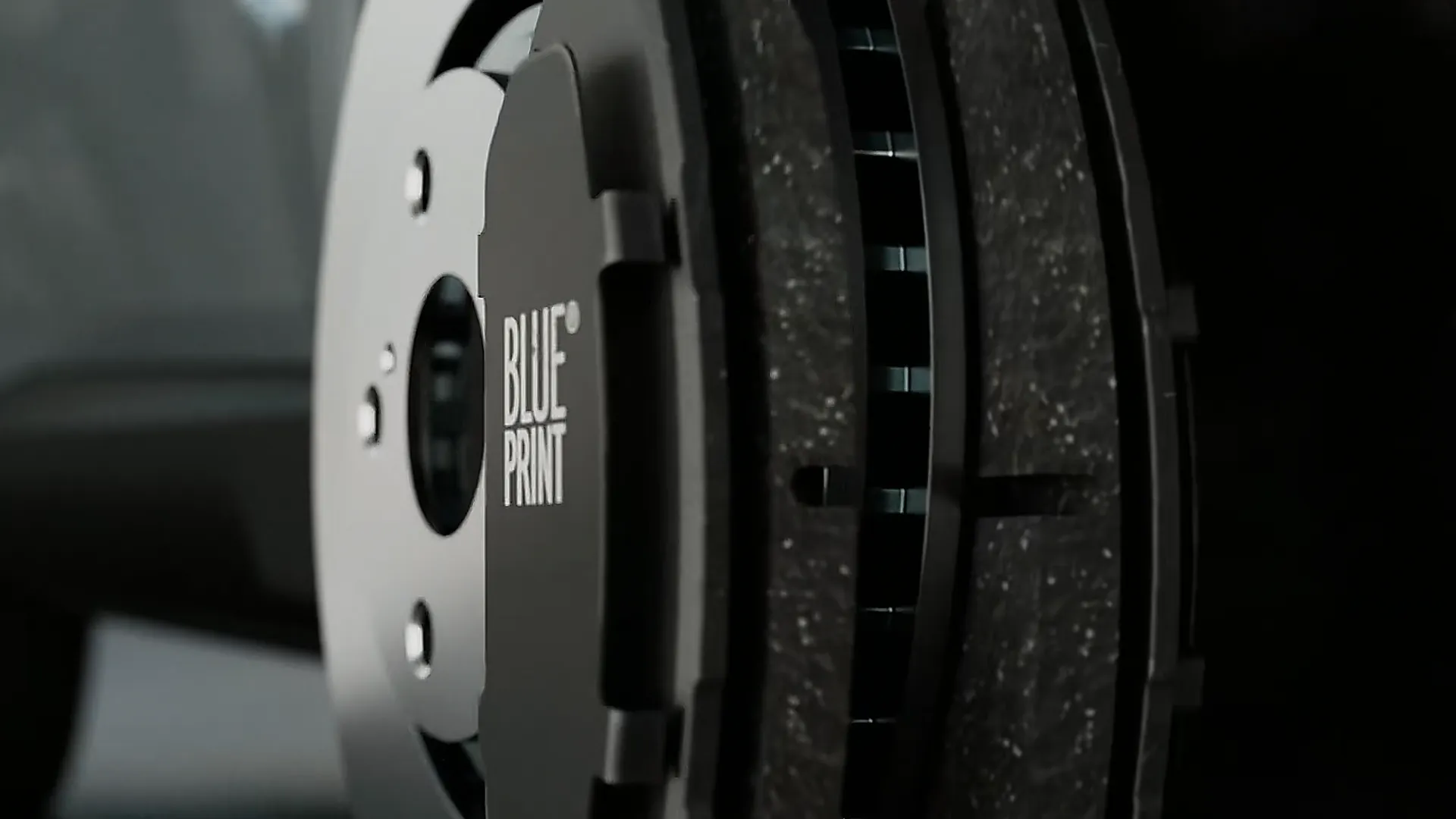 BLUE PRINT Bremsbeläge in Detailansicht – hochwertige Autoersatzteile.