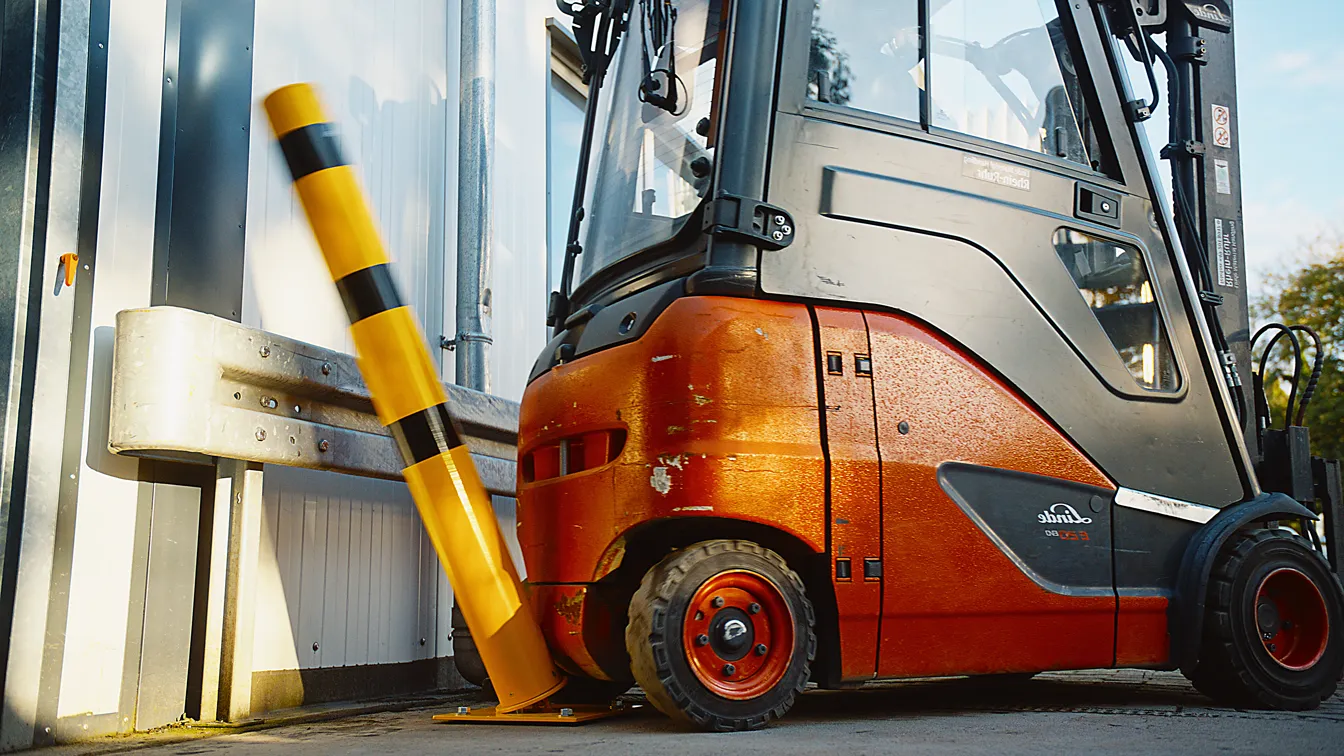 Filmproduktion und Imagefilm-Szene: Industrieller Gabelstapler in Aktion – authentisches visuelles Storytelling für Recruitingfilm oder Unternehmensvideo mit Fokus auf Arbeitsalltag, Sicherheit und Produktionsumgebung.
