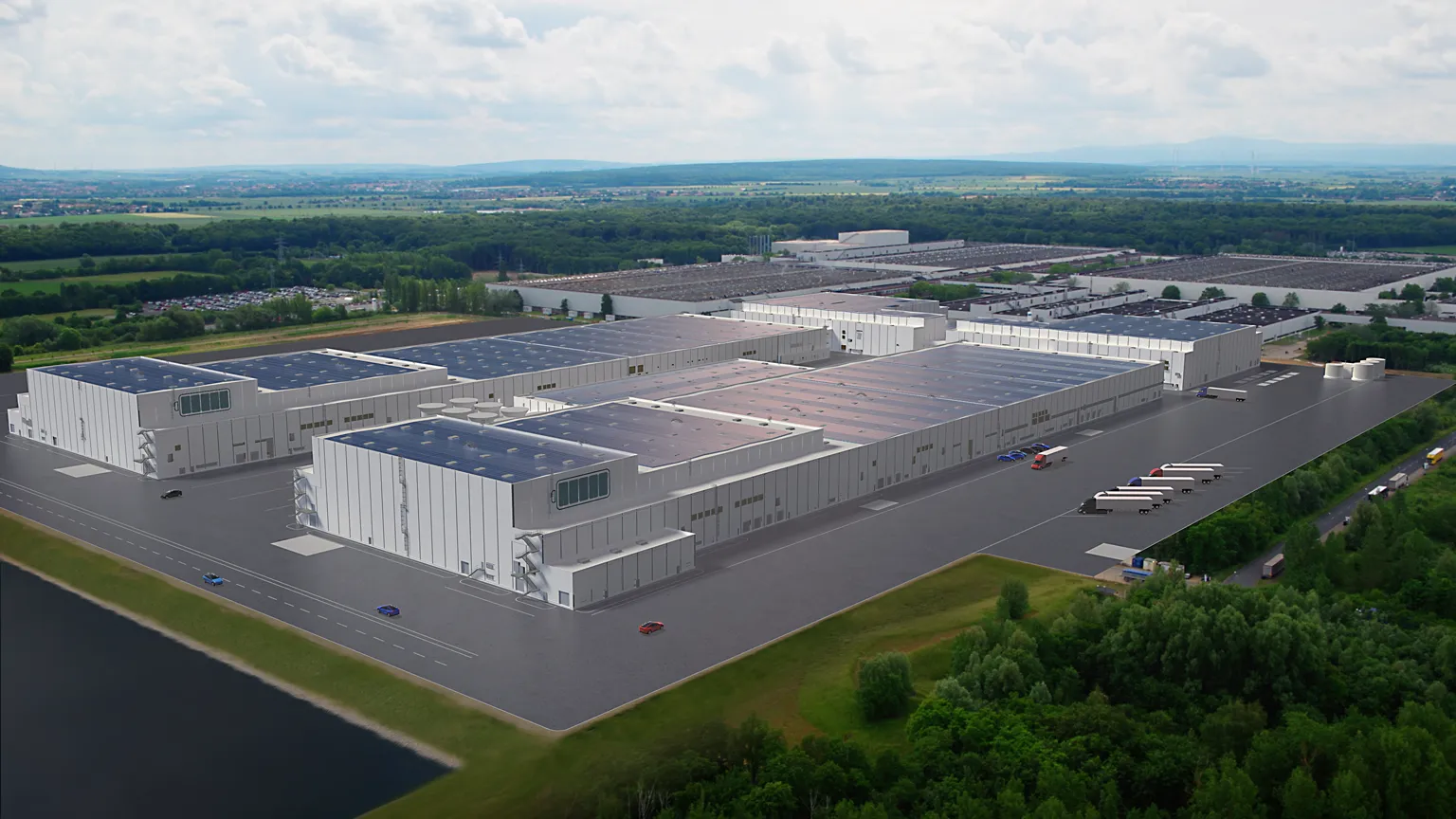 Luftaufnahme einer modernen Produktionshalle mit Solarzellen und LKWs. Ideal für Werbefilm, Filmproduktion oder Imagevideo, das industrielle Effizienz, Nachhaltigkeit und technologische Innovation vermittelt.