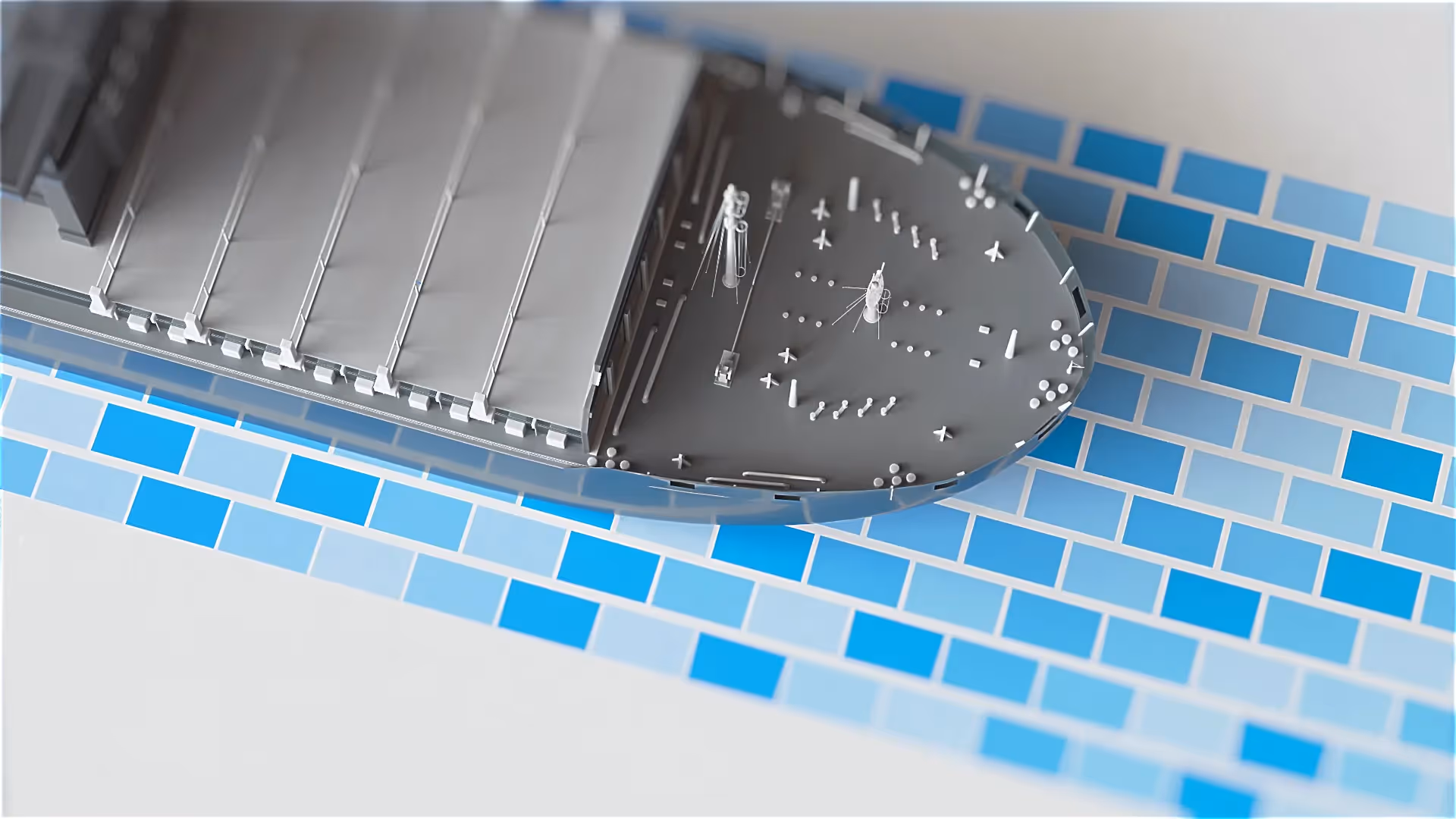 3D-Darstellung eines Schiffsbugs mit technischen Details, auf stilisiertem blauen Wasser aus Kachelmustern.