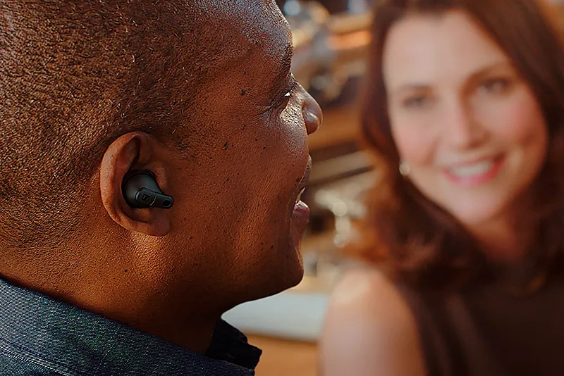 Nahaufnahme eines Mannes mit modernem In-Ear-Kopfhörer – Szene aus einer 3D Animation oder Produktvisualisierung über Audiotechnologie, Sounddesign und innovative Kommunikation.