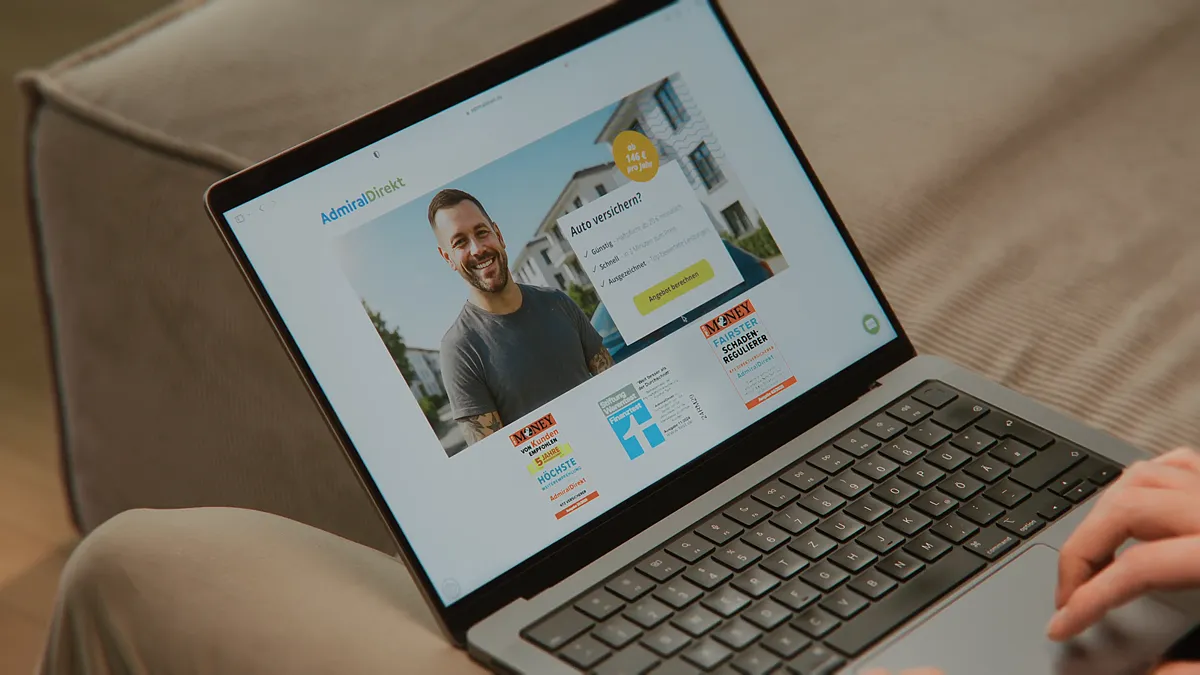 Nahaufnahme eines Laptops mit geöffneter Website während einer Szene aus einem Werbefilm – moderne Filmproduktion mit Fokus auf digitales Marketing und Online-Kommunikation.