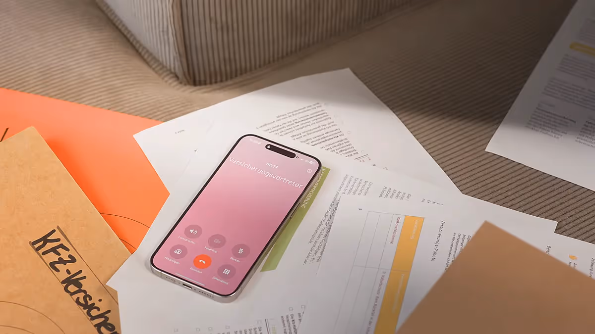 Smartphone liegt auf verstreuten Dokumenten und Akten – Detailaufnahme aus einem Werbefilm einer professionellen Filmproduktion, die modernes Arbeitschaos und digitale Kommunikation zeigt.