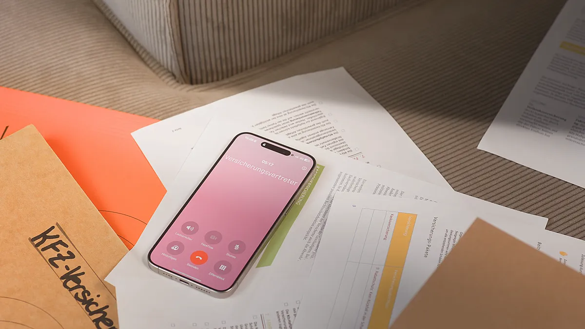 Smartphone liegt auf verstreuten Dokumenten und Akten – Detailaufnahme aus einem Werbefilm einer professionellen Filmproduktion, die modernes Arbeitschaos und digitale Kommunikation zeigt.