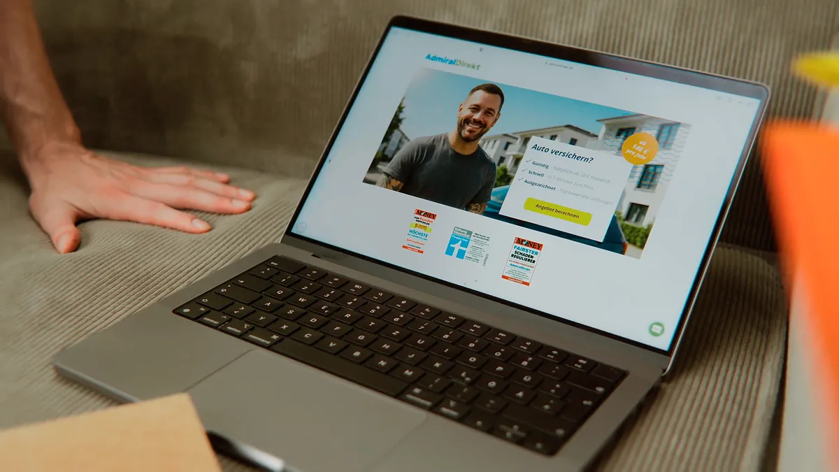 Laptop zeigt Website mit lächelndem Mann – Szene aus einem Werbefilm einer professionellen Filmproduktion über digitales Marketing und moderne Online-Kommunikation.