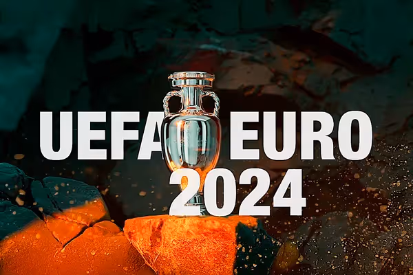 3D-animierte Darstellung des UEFA EURO 2024 Logos mit Pokal auf dynamischem Hintergrund – moderne Sport-Visualisierung, die Bewegung, Energie und Event-Charakter in 3D Animation hervorhebt.
