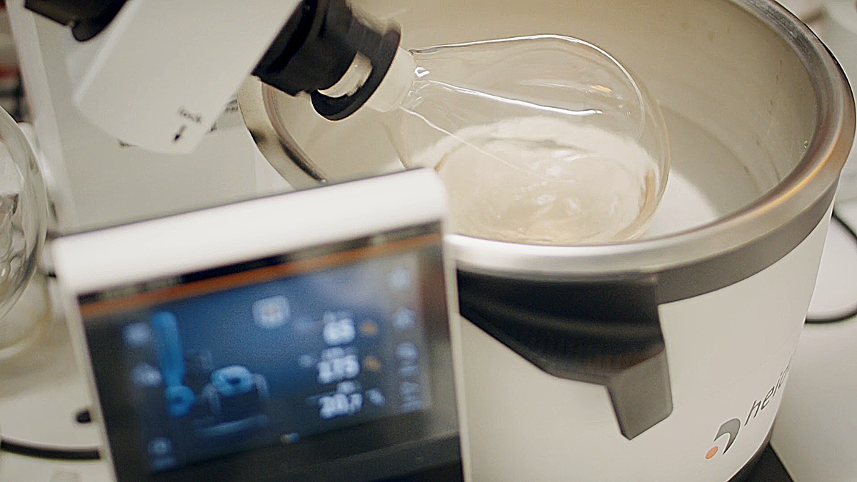 Imagefilm-Szene aus einem Labor mit Fokus auf ein modernes Analysegerät und chemische Prozesse – hochwertige Filmproduktion zur Darstellung von Forschung, Innovation und Technologie.