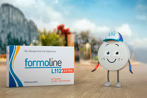 3D-Animation kombiniert mit Filmproduktion: animierte L112-Pillenfigur steht neben der Verpackung von formoline L112 EXTRA in einer realen Outdoor-Umgebung. Mischung aus CGI-Charakter und Realfilm für klare, emotionale Produktkommunikation.