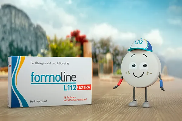 3D-Animation kombiniert mit Filmproduktion: animierte L112-Pillenfigur steht neben der Verpackung von formoline L112 EXTRA in einer realen Outdoor-Umgebung. Mischung aus CGI-Charakter und Realfilm für klare, emotionale Produktkommunikation.