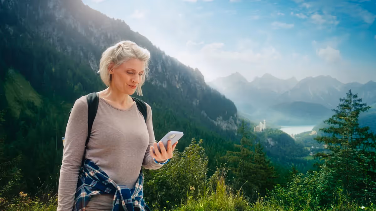 Filmproduktion mit natürlicher Bildsprache: Wanderin mit Rucksack genießt die Berglandschaft und blickt in die Weite. Authentische Outdoor-Szene aus einem Imagefilm, gedreht mit cineastischem Look für emotionale Marken- und Unternehmenskommunikation.