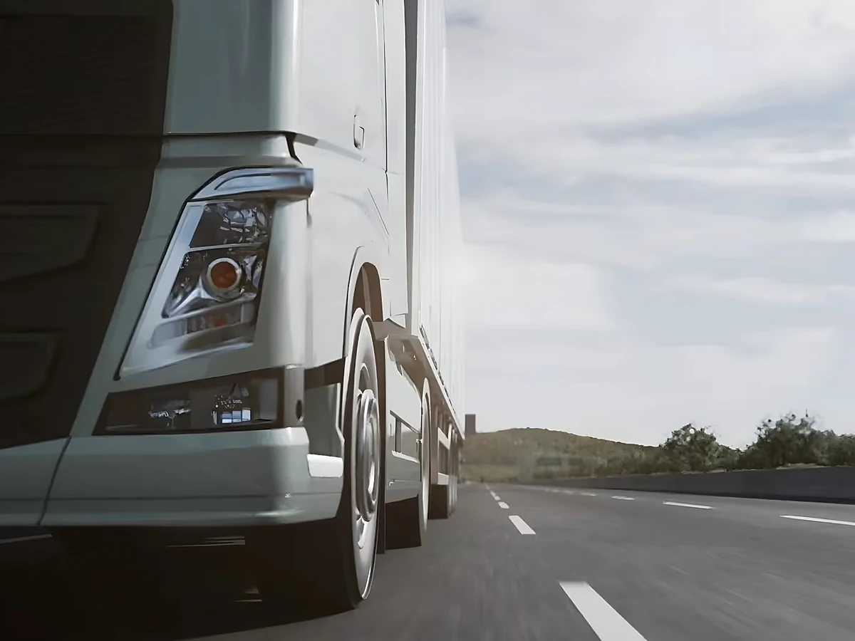 3D-Animation eines Lkw-Frontscheinwerfers auf der Autobahn, Produkt-Range für febi