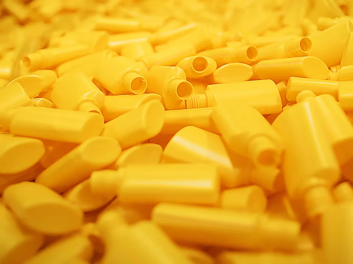 Gelbe Futtersticks in Nahaufnahme, Szene aus dem R&D Film für Tetra
