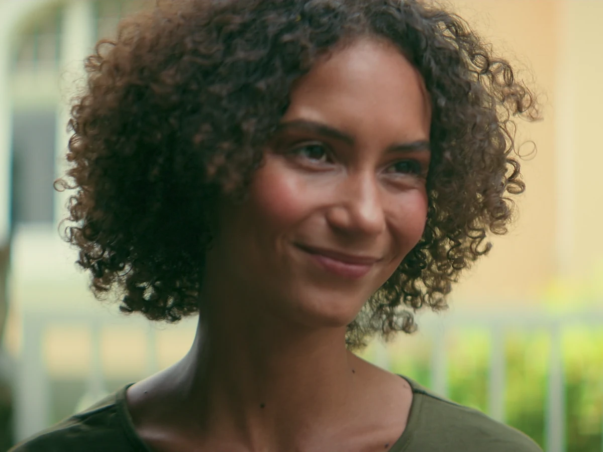 Lächelnde Frau mit Locken, Szene aus dem Werbefilm für febi