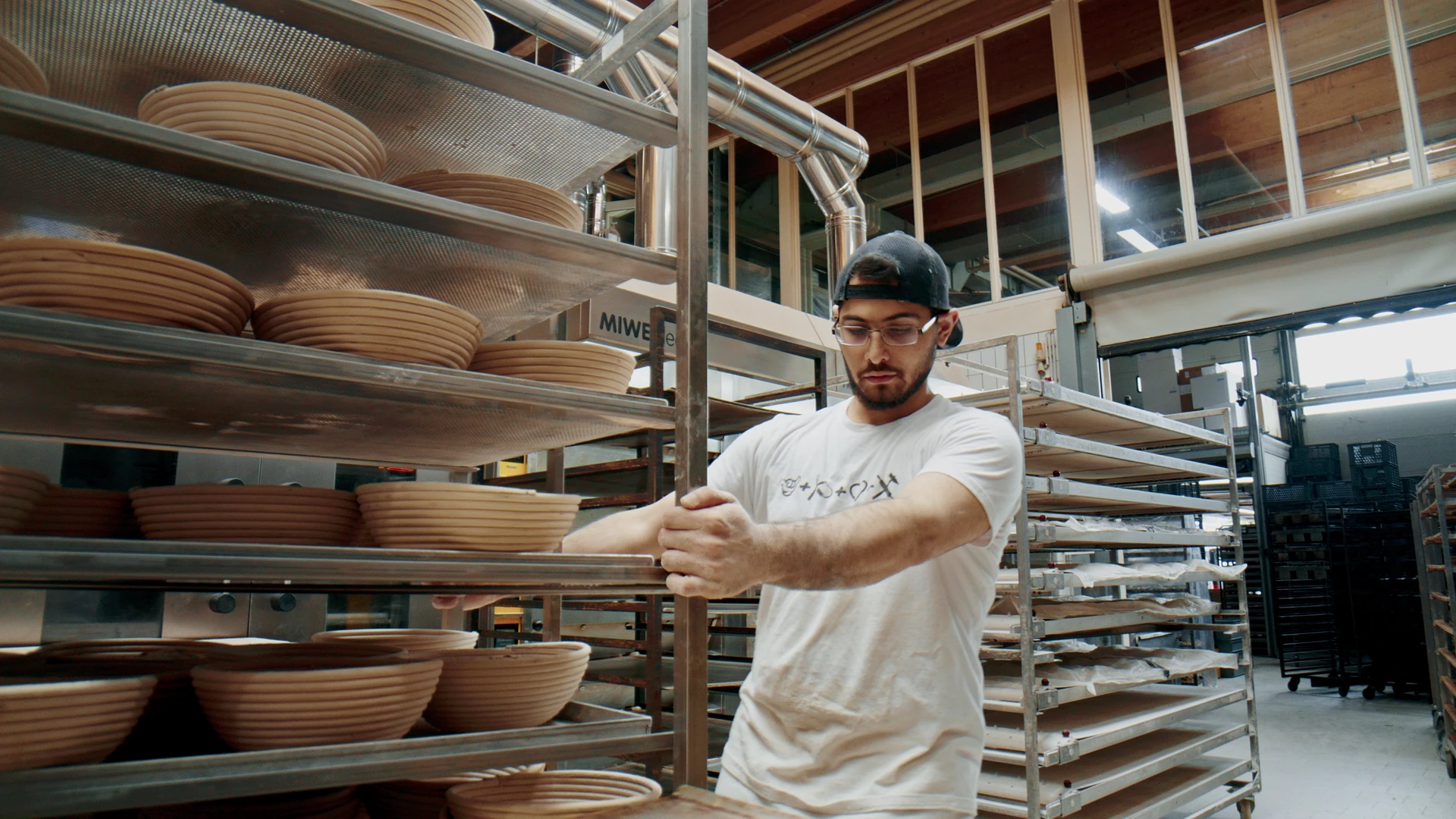 Bäcker formt Teig in der Backstube, Szene aus dem Produktfilm für BÄKO Zero Effort Order
