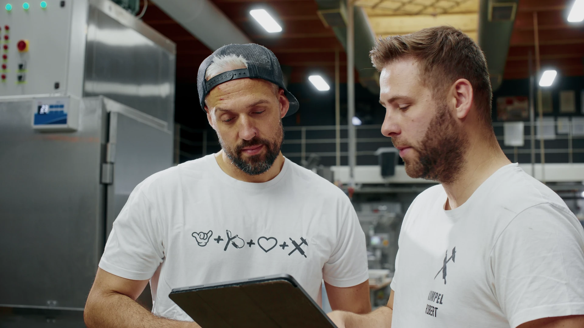 Zwei Mitarbeiter prüfen Bestellungen auf dem Tablet, Produktfilm für BÄKO Zero Effort Order