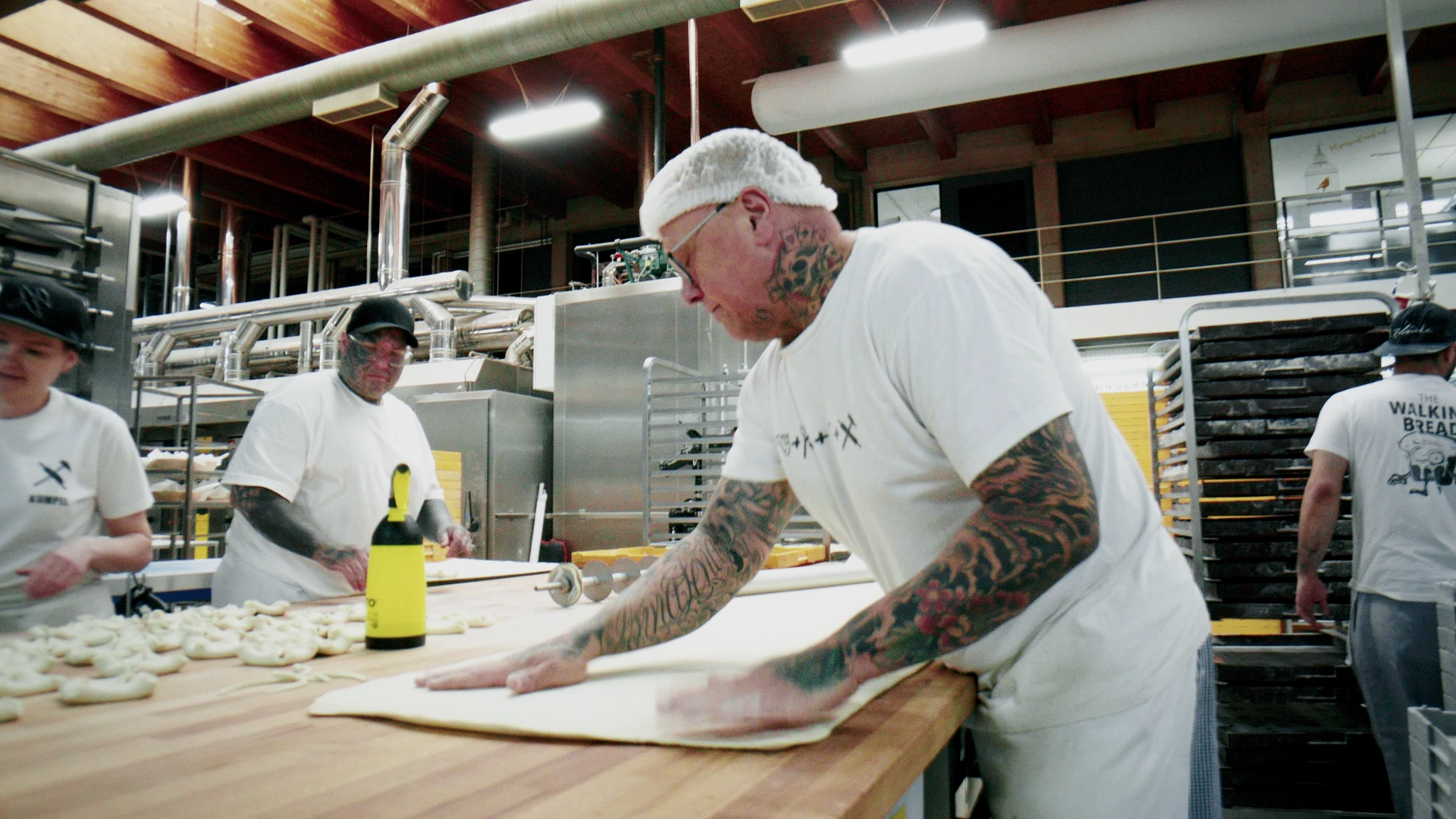 Bäcker rollt Teig in der Backstube, Produktfilm für BÄKO