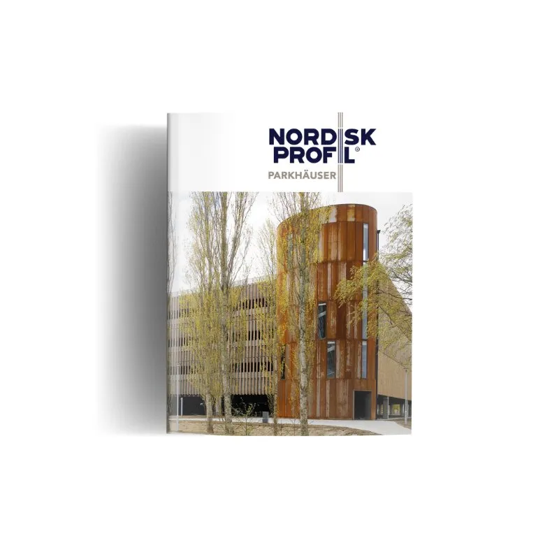 Moderne Parkhaus-Fassade mit rostfarbenem Turm und Bäumen im Vordergrund.