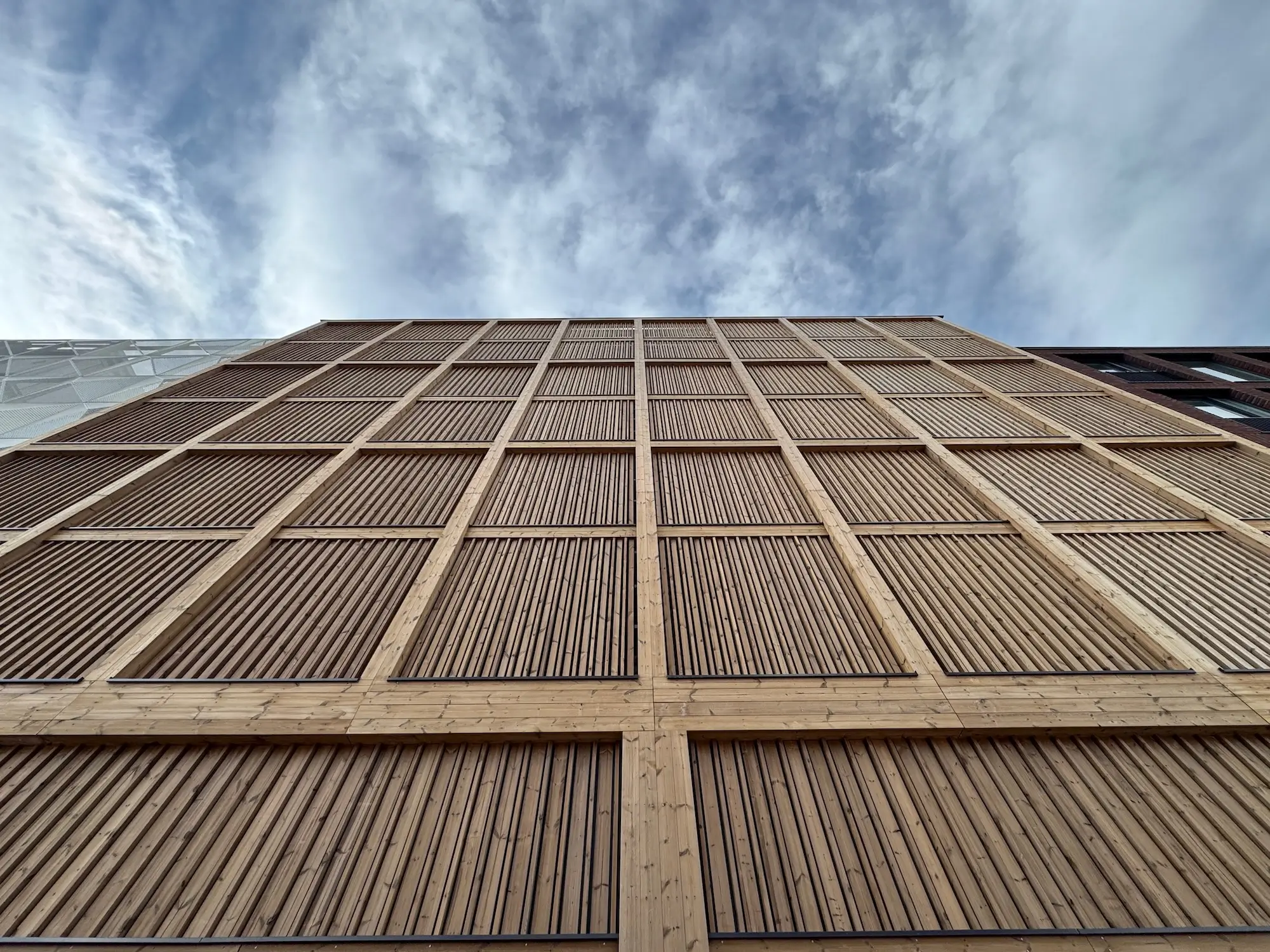 Parkhaus Distelweg in Amsterdam mit Holzfassade aus Woodfac Click und Woodfac Panel, Blick nach oben