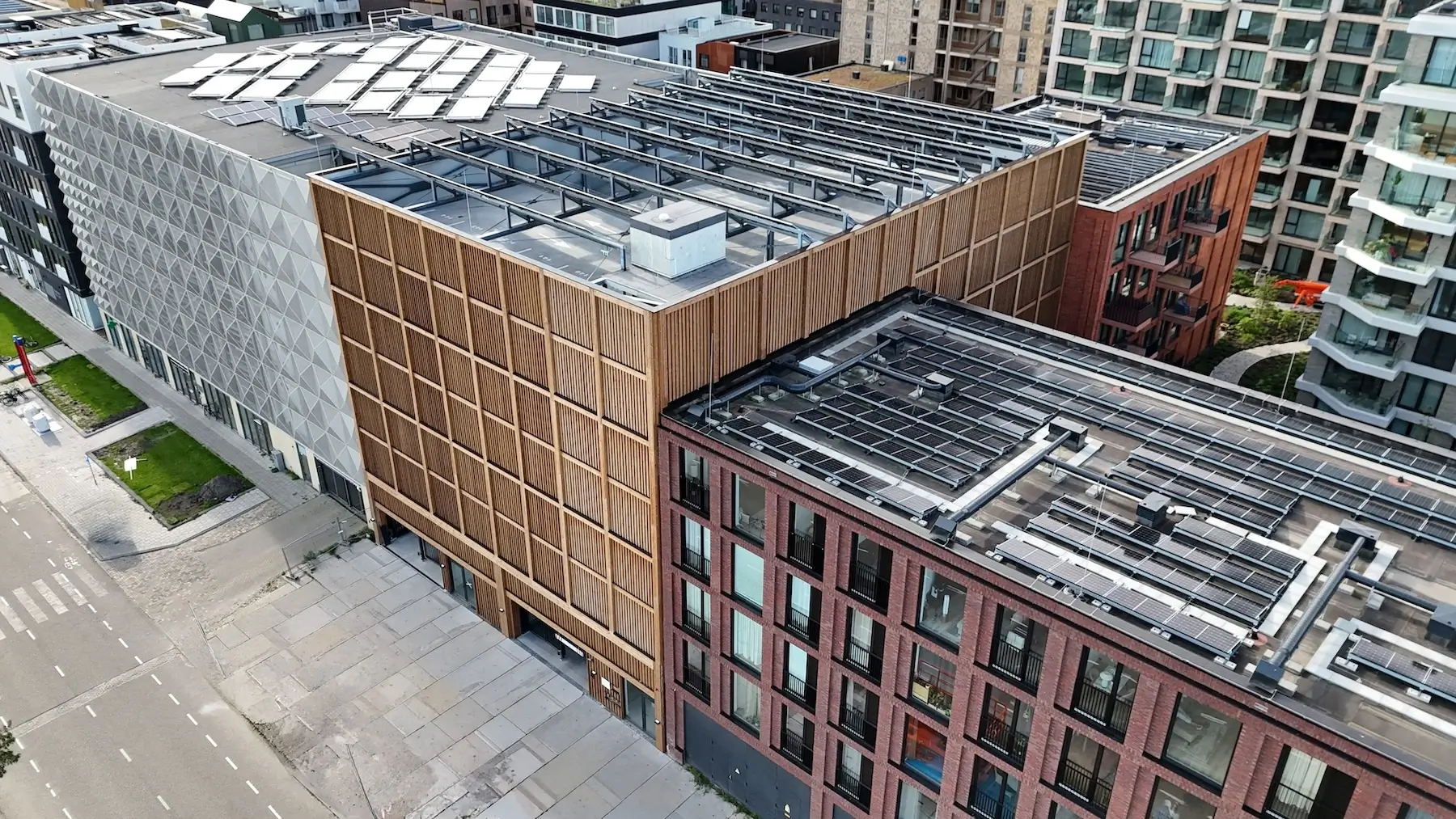 Luftaufnahme des Parkhauses Distelweg in Amsterdam mit Holzfassade, Woodfac Click und Woodfac Panel