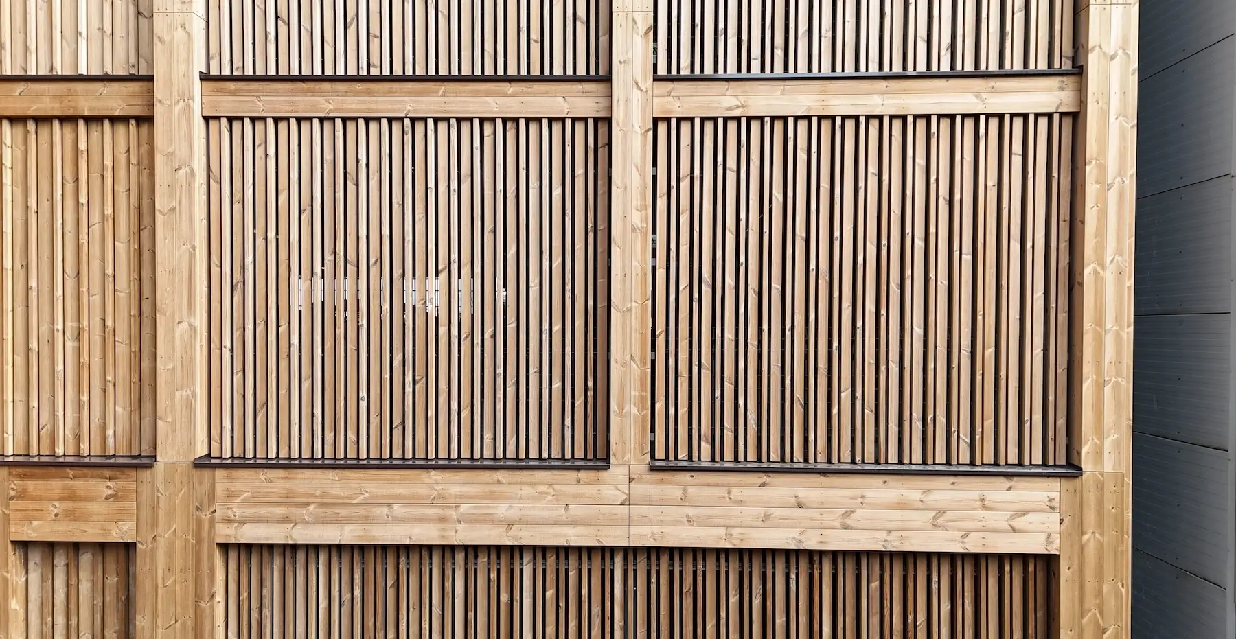Detail der Holzlamellenfassade am Parkhaus Distelweg mit Rahmenstruktur, Woodfac Click und Woodfac Panel