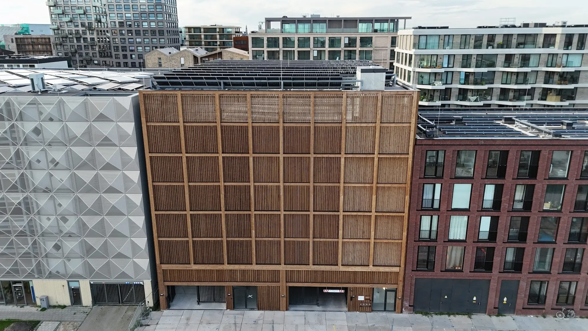 Frontansicht des Parkhauses Distelweg in Amsterdam mit gerasterter Holzlamellenfassade aus der Luft