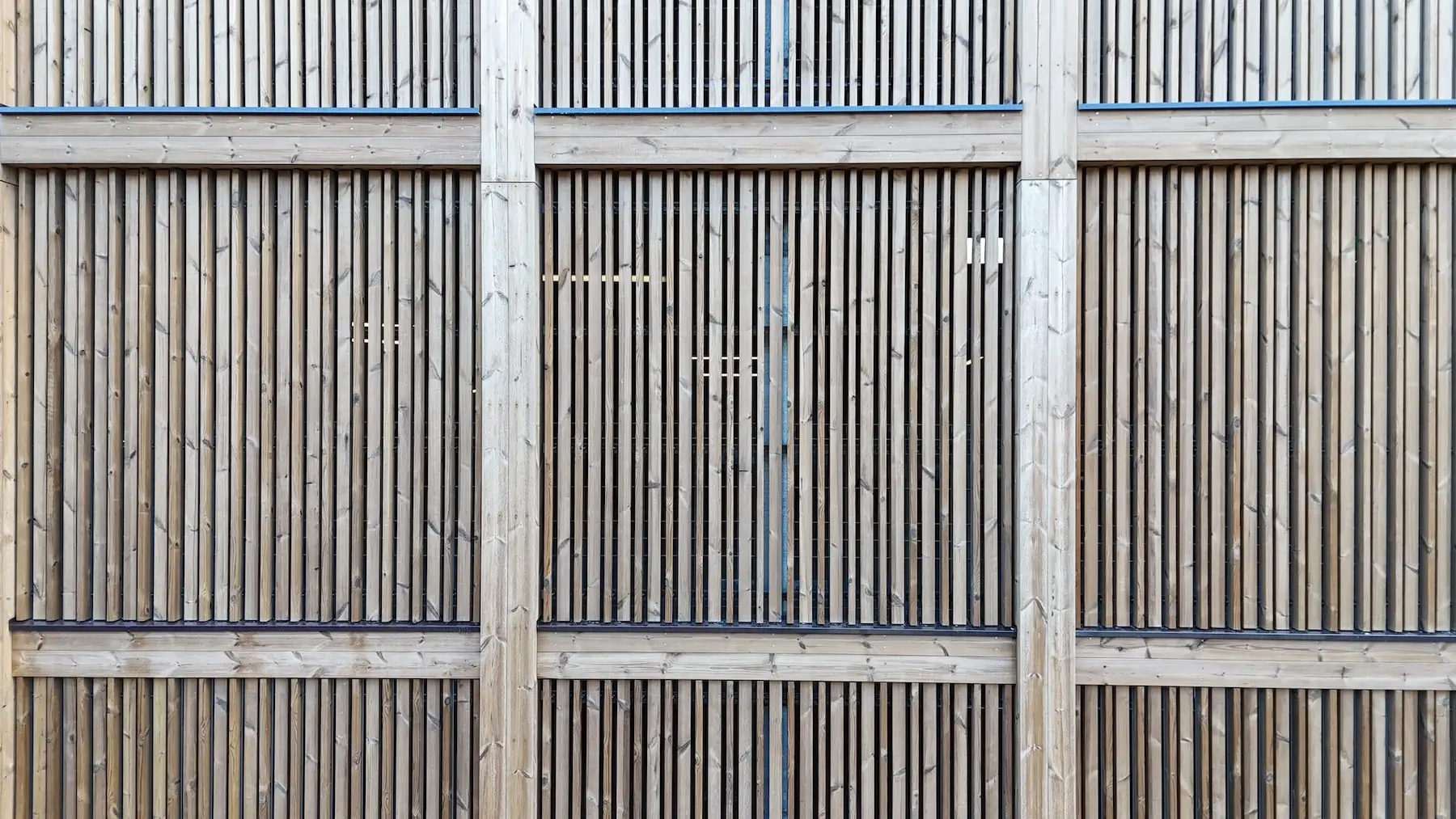 Nahaufnahme der vertikalen Holzlamellen am Parkhaus Distelweg in Amsterdam in Holzrahmen