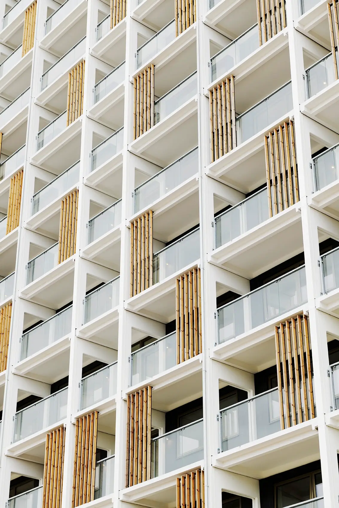 Birkeparken in Odense: Holzlamellen von Woodfac Click an den Balkonen, Detailansicht der hellen Fassade