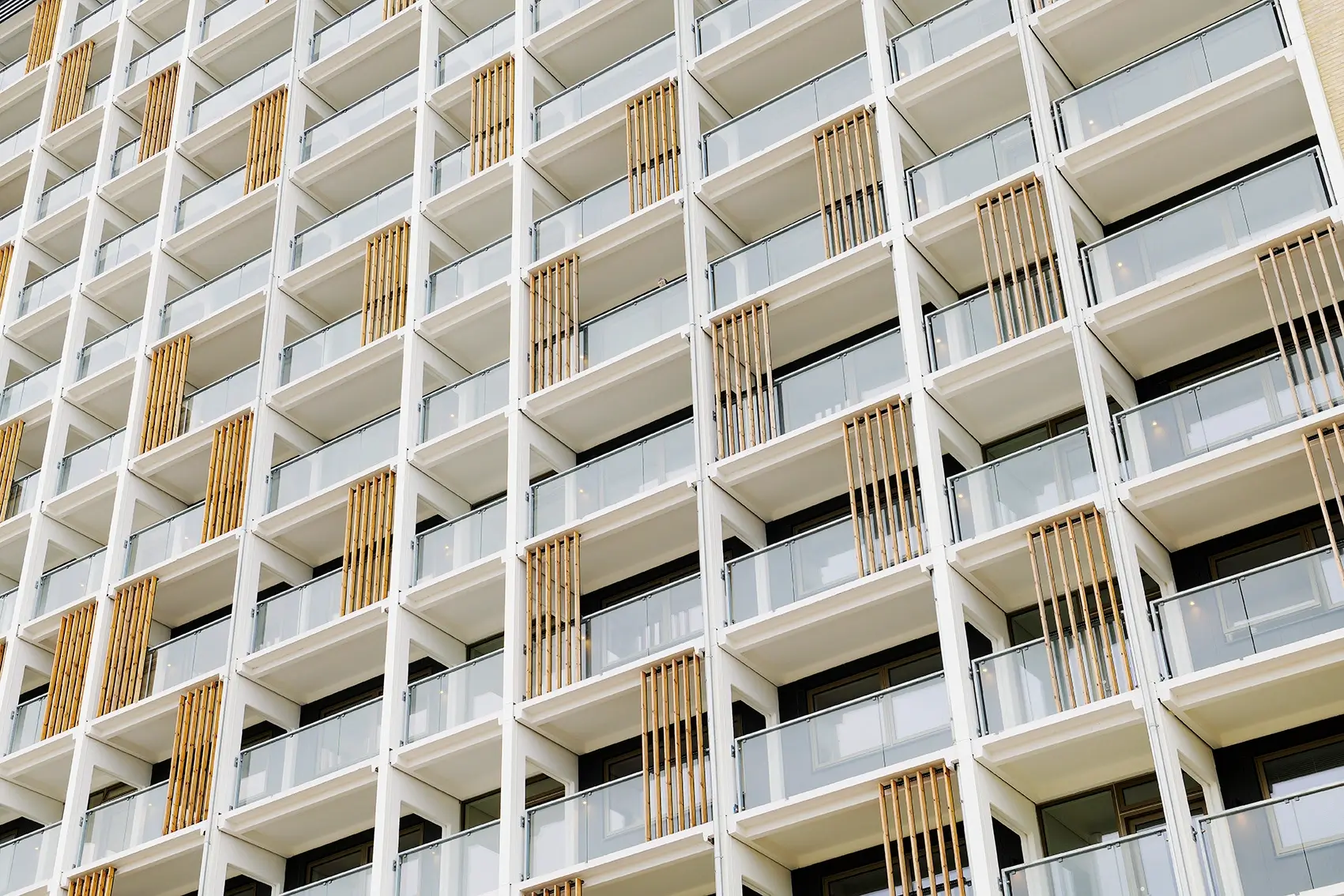 Birkeparken in Odense: Woodfac Click Holzlamellen an Balkonen einer hellen Fassade, Erik Arkitekter