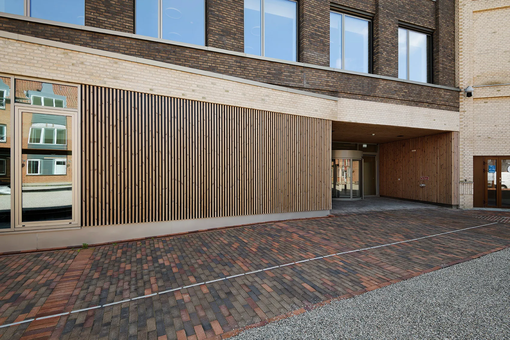 Nahaufnahme der Woodfac Panel Holzlamellen am Rathaus Vordingborg neben weiß gestrichener Wand