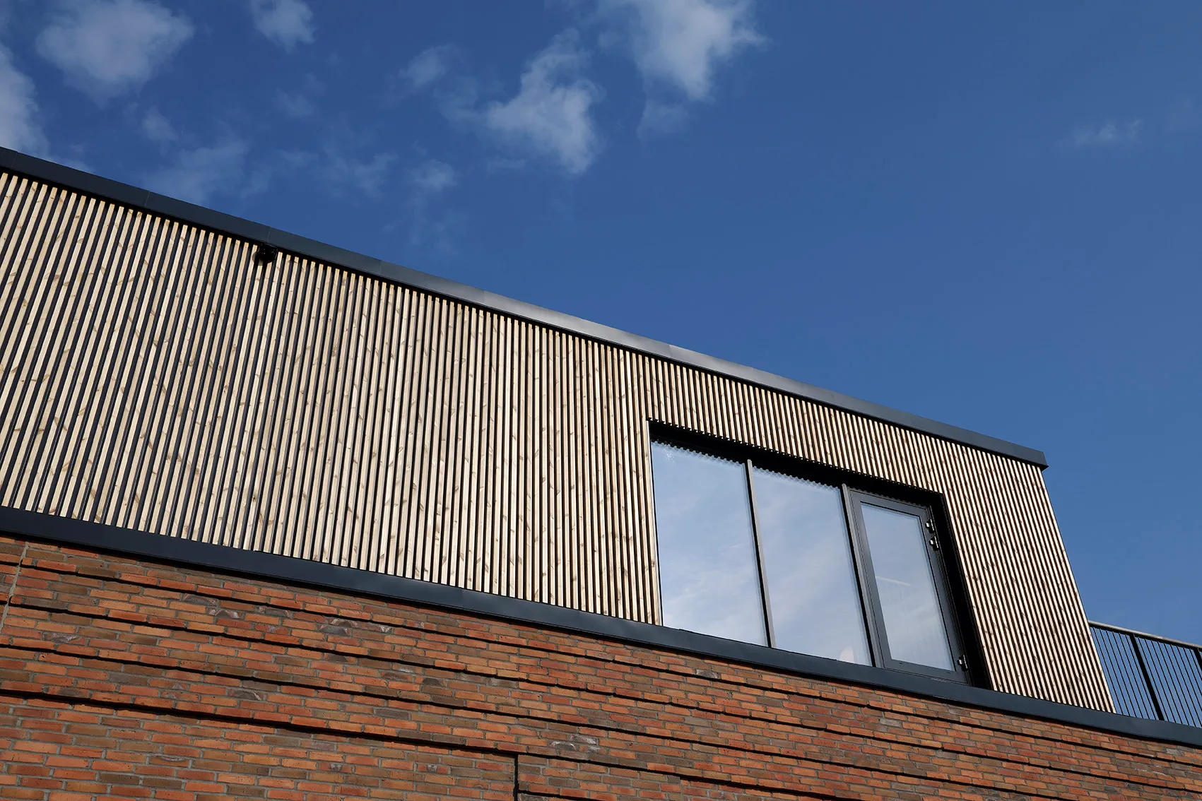 Allerød Torv, Aufbau mit Woodfac Panel Lamellen und dunklem Fensterband über Backstein, Untersicht