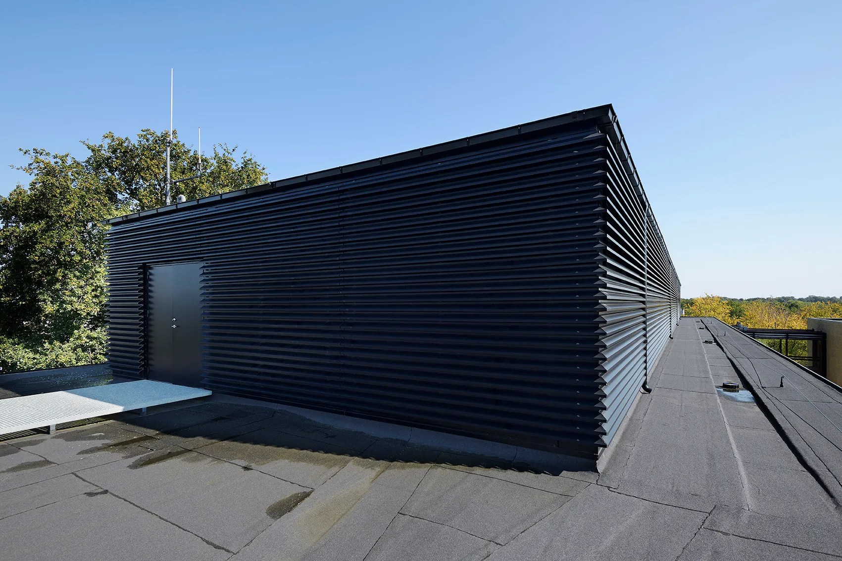 Dachaufbau mit schwarzen horizontalen Napsu Lamellen, Technische Universität von Dänemark