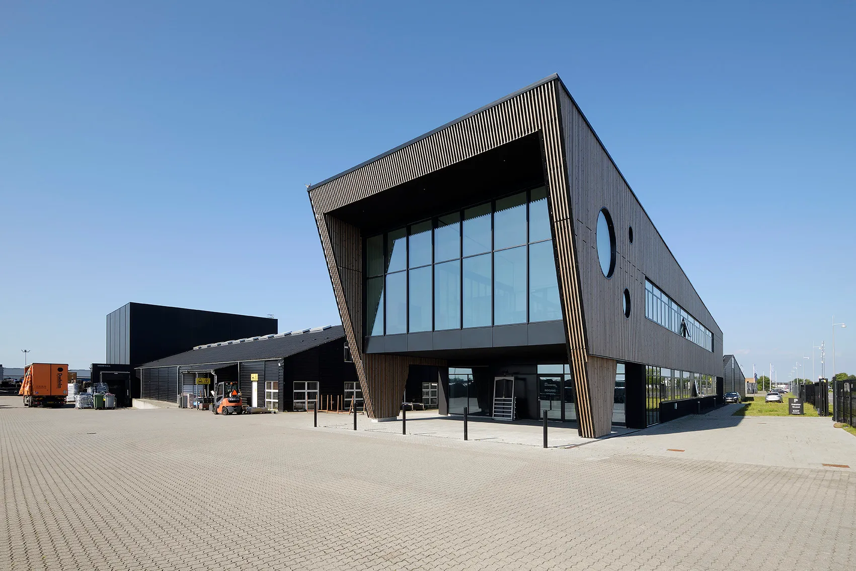 Firmengebäude Plast-line mit auskragender Holzlamellenfassade und Glasfront, Woodfac Click, DNA Arkitekter