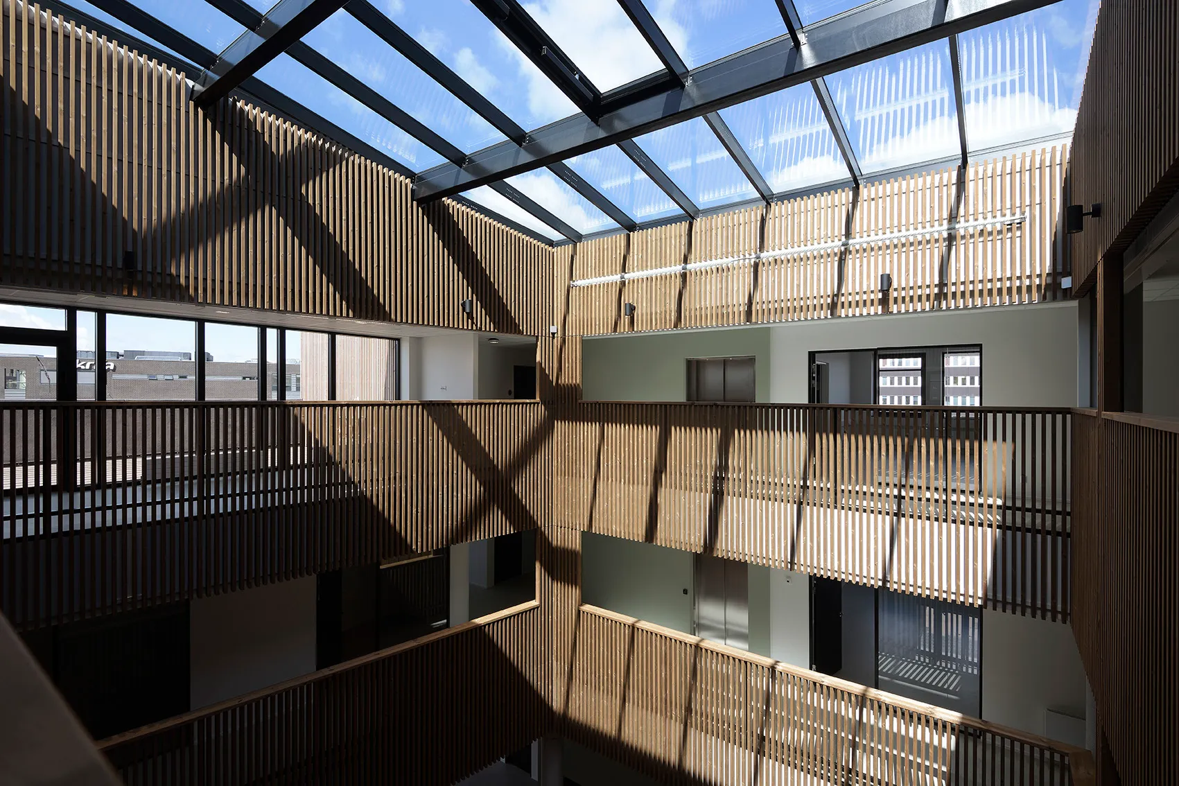Aalborg Forsyning: Atrium mit Holzlamellenverkleidung und Glasdach, Woodfac Click