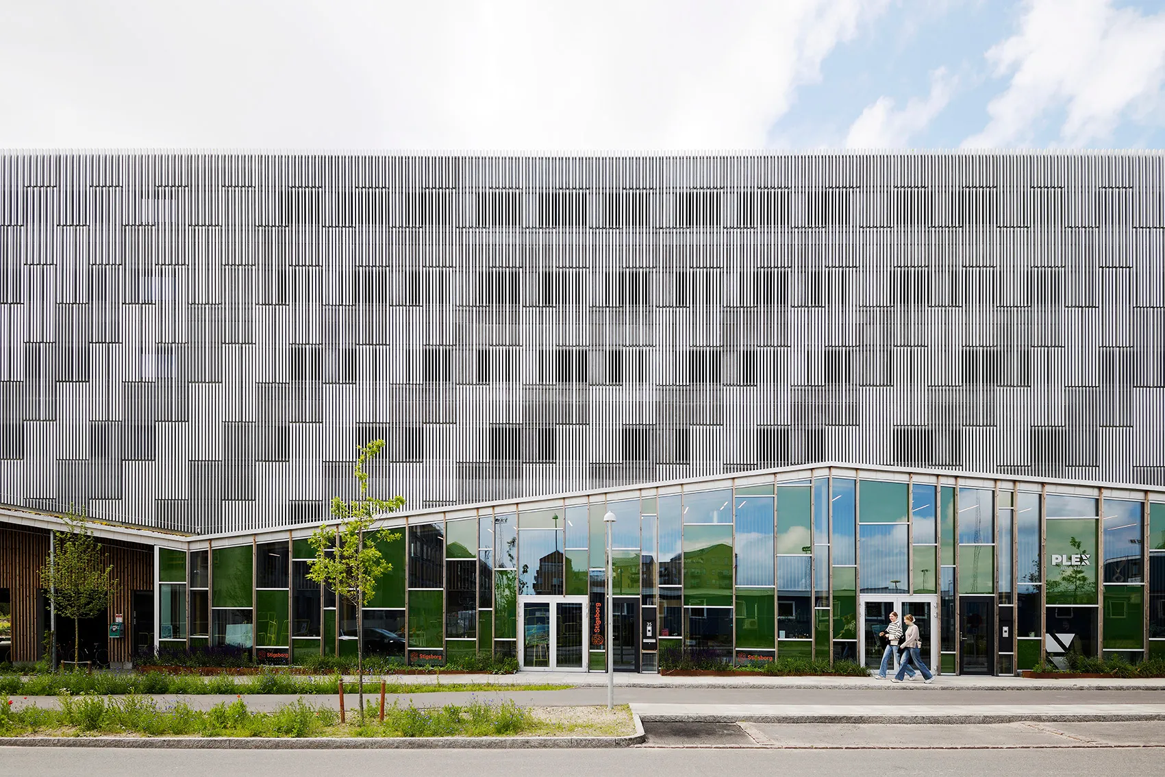 Stigsborg: Parkhaus mit heller Lamellenfassade und verglastem Sockel, Woodfac Click und Napsu