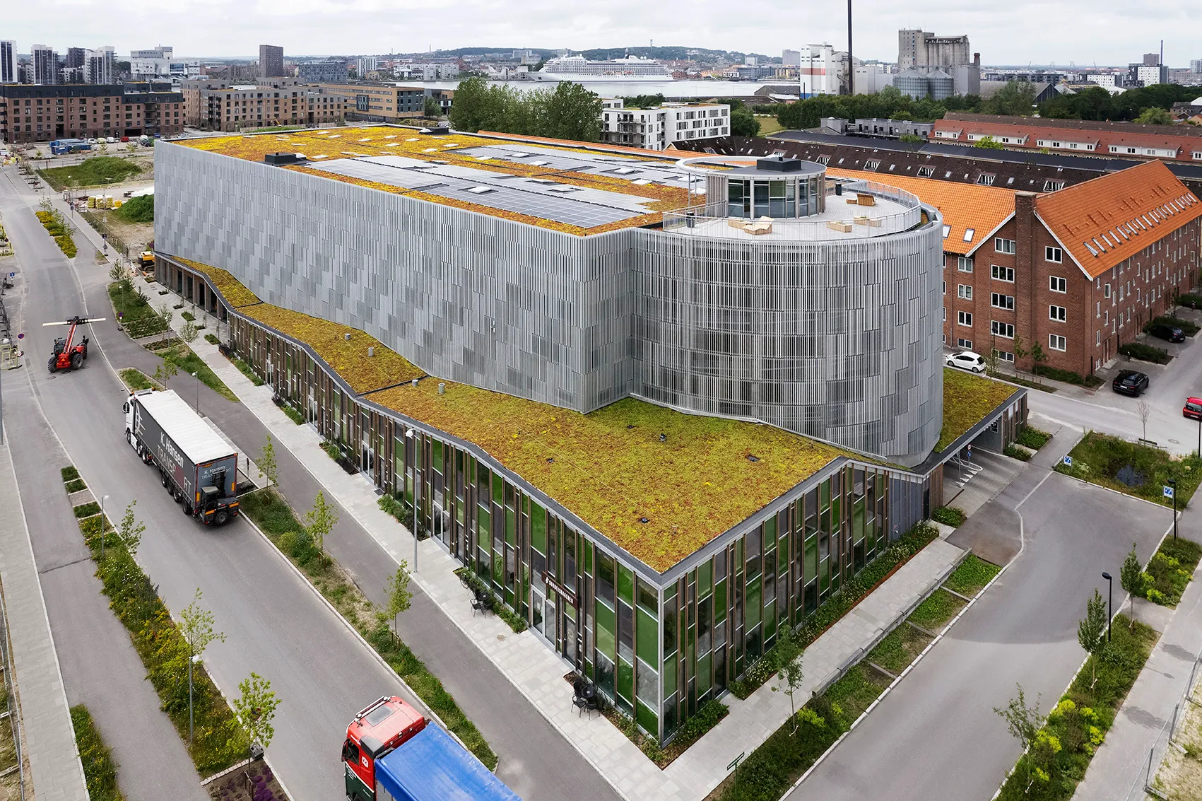 Luftaufnahme von Stigsborg mit begrüntem Dach und Lamellenfassade, Woodfac Click und Napsu