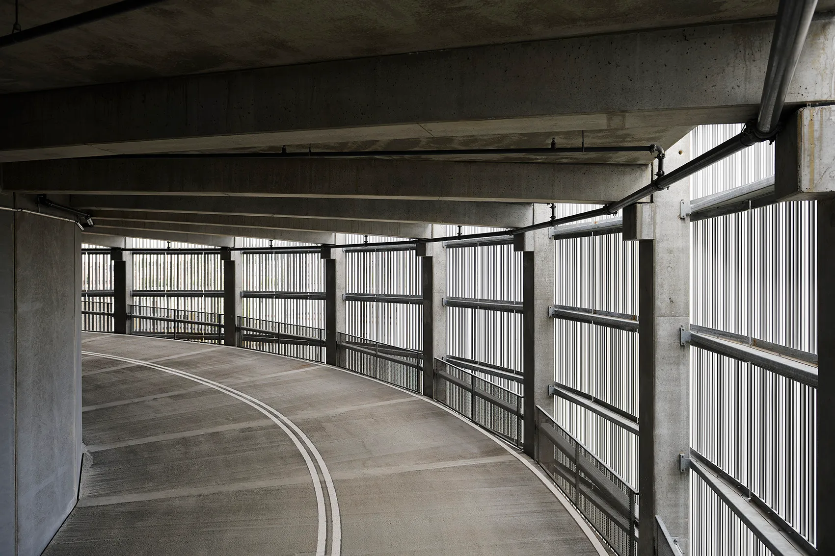 Parkhaus-Rampe mit Lamellenfassade und Betonstruktur, Stigsborg, Napsu