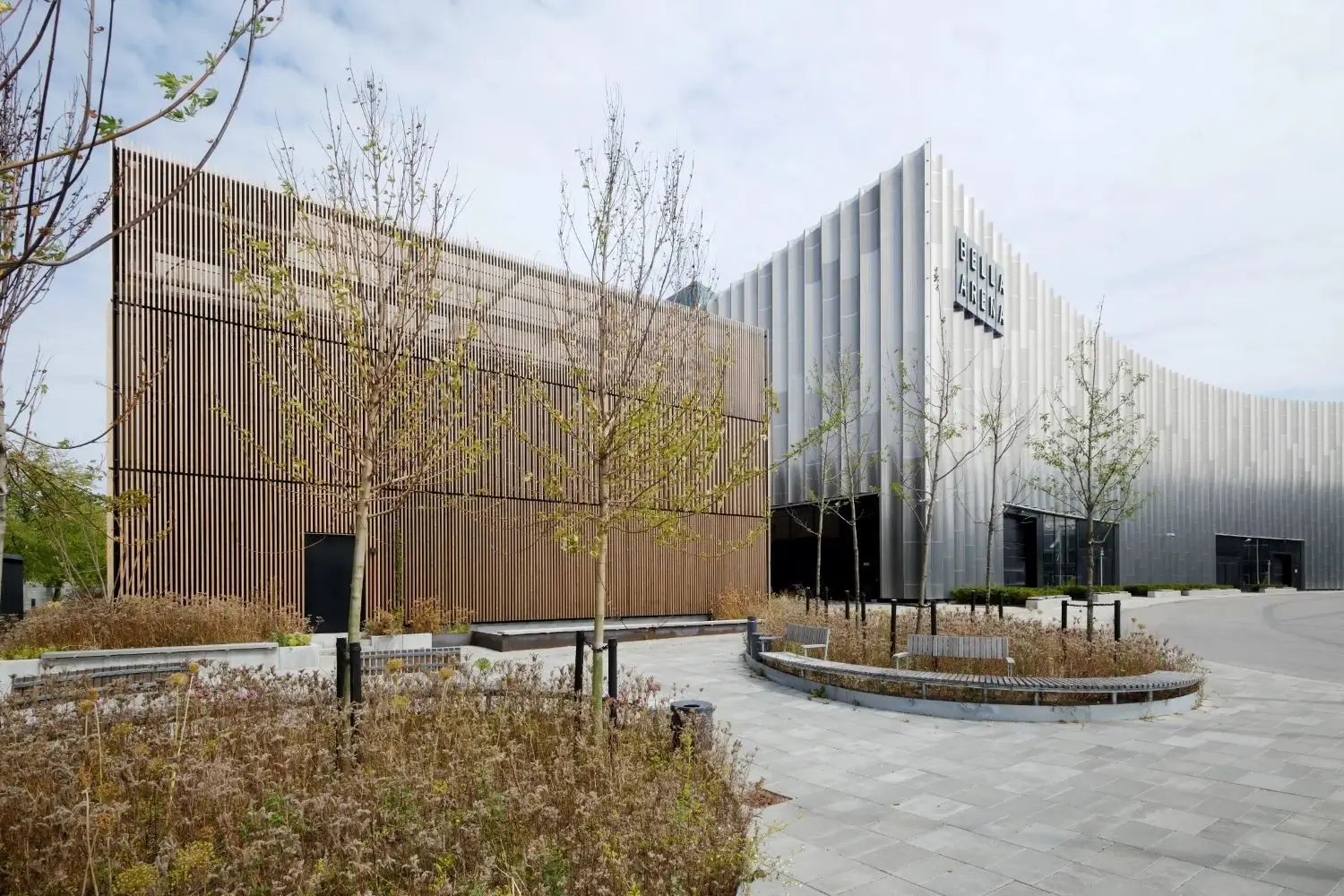Bella Center Ressource mit Woodfac Click Holzlamellen-Fassade neben dem Bella Center