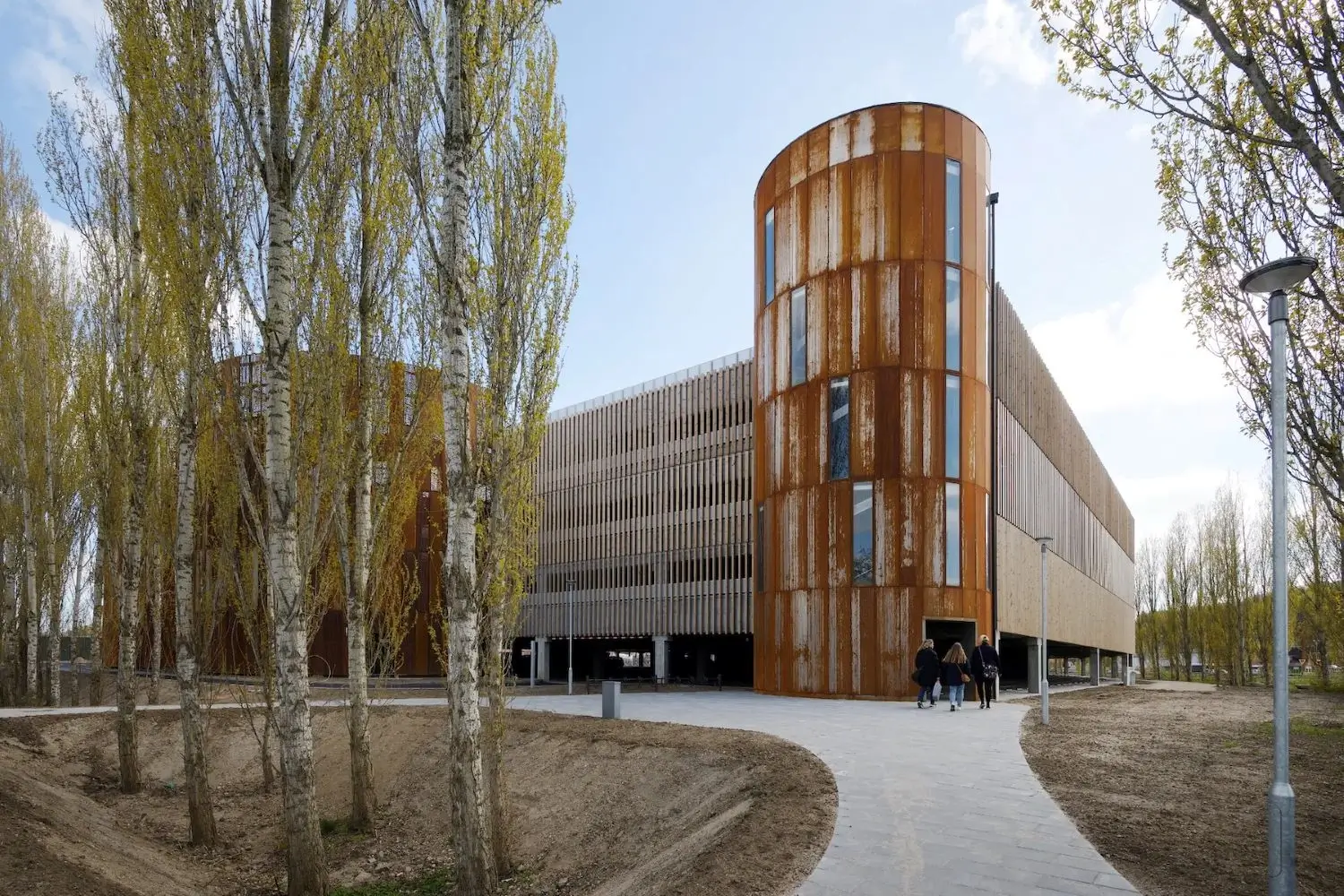 Parkhaus Cronhammer mit Woodfac Click Holzlamellen und rostrotem Treppenturm