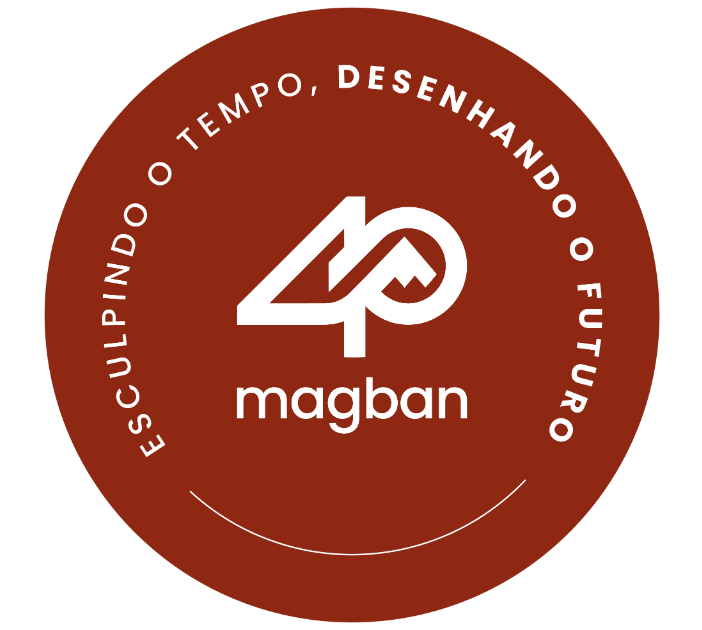 Logotipo da Magban com texto: Esculpindo o tempo, desenhando o futuro em círculo vermelho.