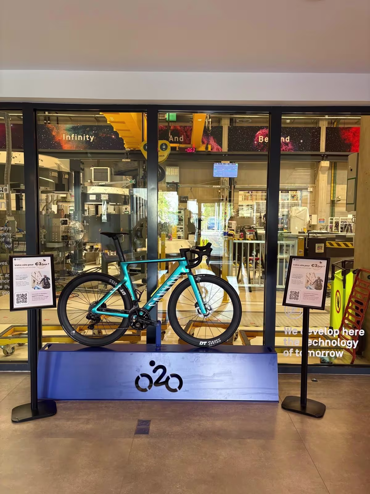 Fiets op een o2o-display als windowshopper op de werkvloer