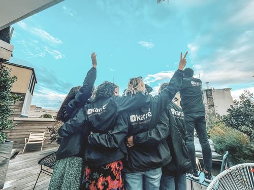 Équipe de Karré debout en cercle