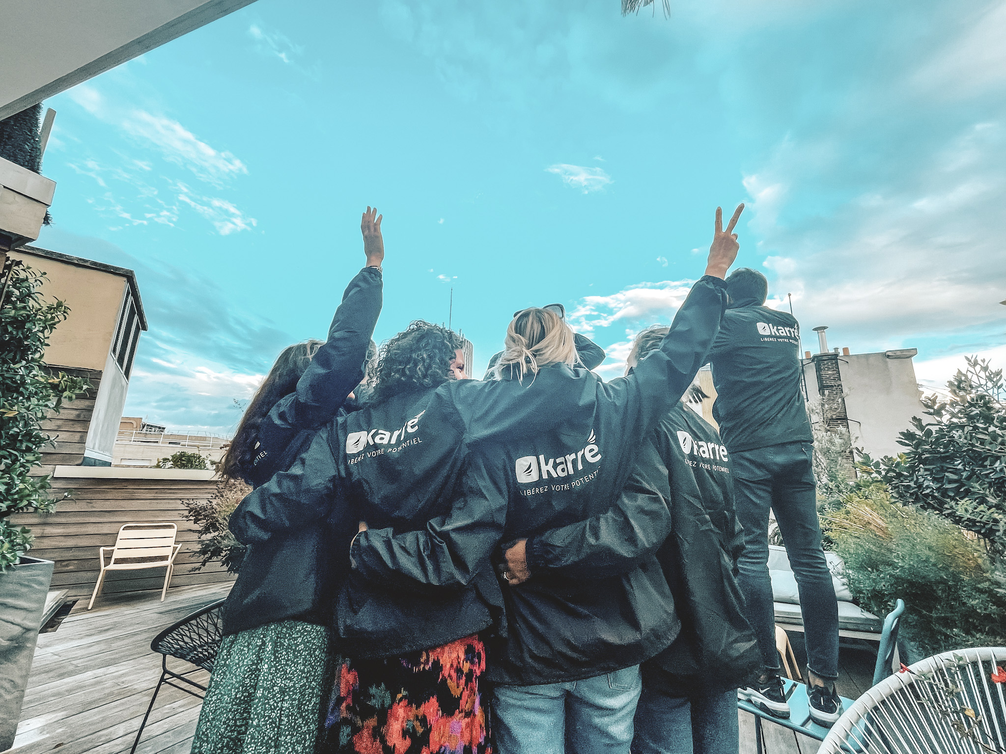 Équipe de Karré debout en cercle