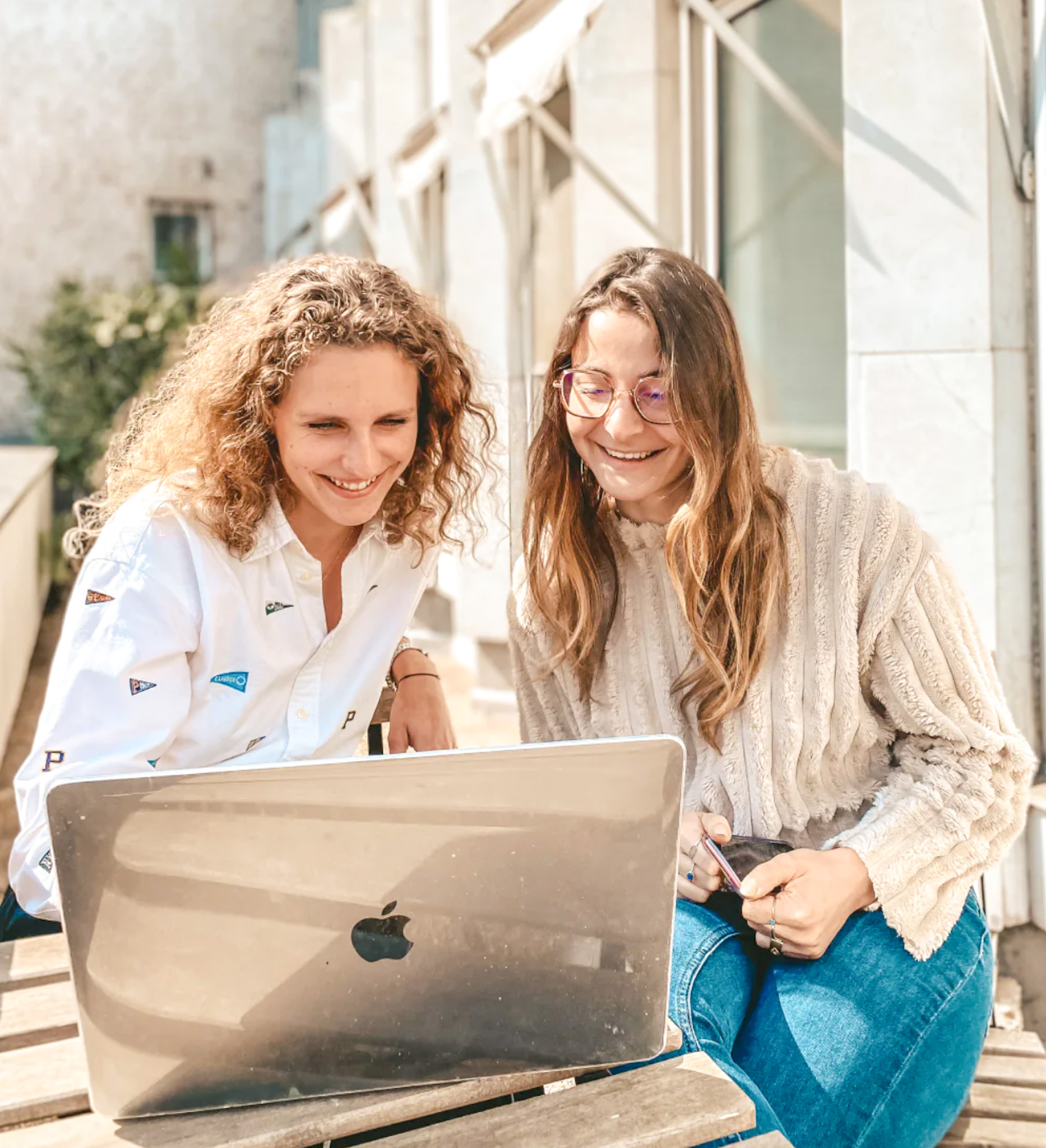 Deux membres Karré qui regardent un ordinateur