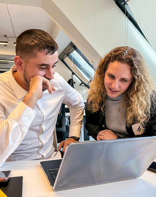 Deux membres Karré regardant un écran