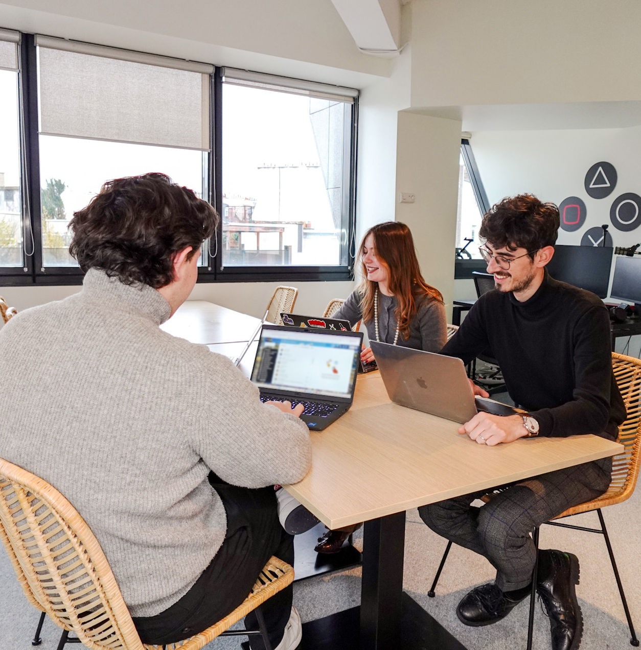 Deux membres Karré qui regardent un ordinateur