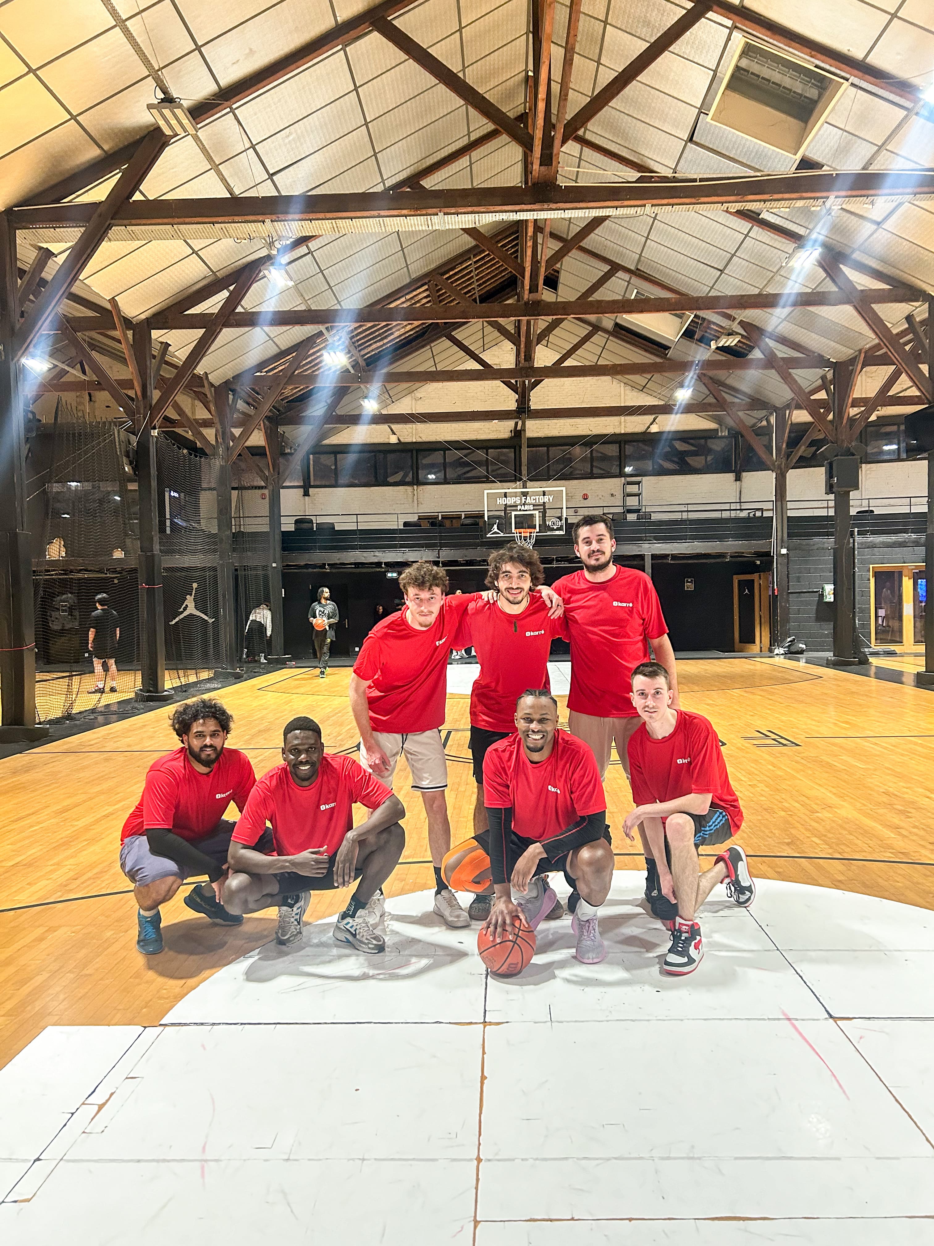 Six membres Karré en tenue de football lors d'un Five