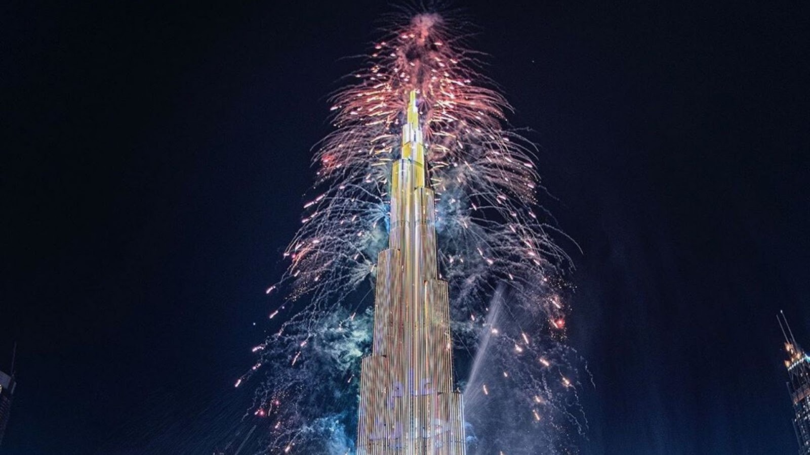 Fireworks light up the Burj Khalifa in Dubai during a spectacular New Yearâs Eve celebration.