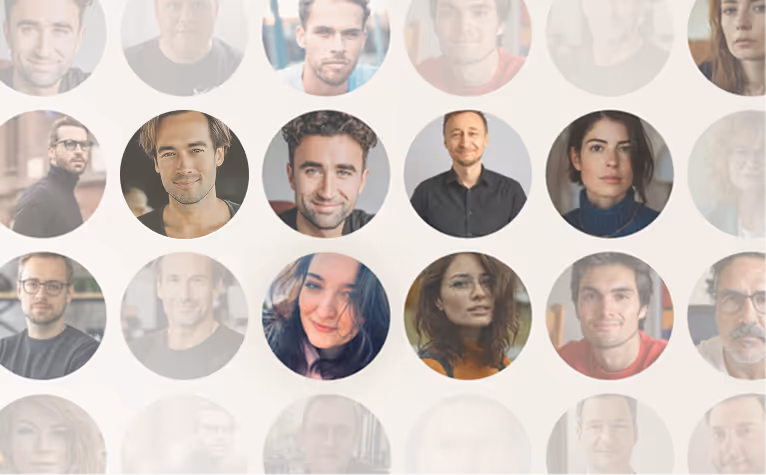 Siatka okrągłych portretów różnych osób, w większości wyraźne i uśmiechnięte twarze, na jasnym tle.