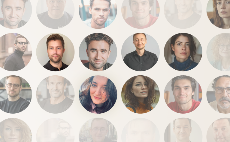 Siatka okrągłych portretów różnych osób, w większości wyraźne i uśmiechnięte twarze, na jasnym tle.