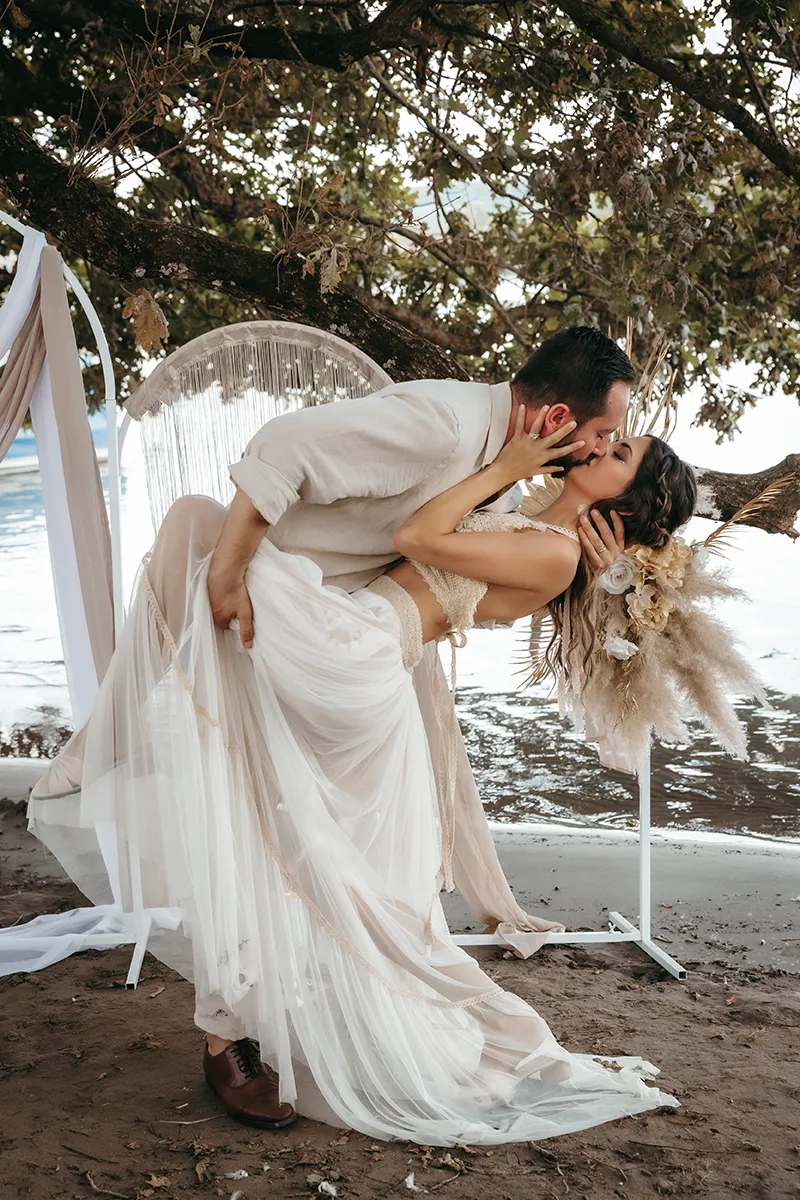 Beach Vibes: Intime Boho-Hochzeit am Aare-Strand